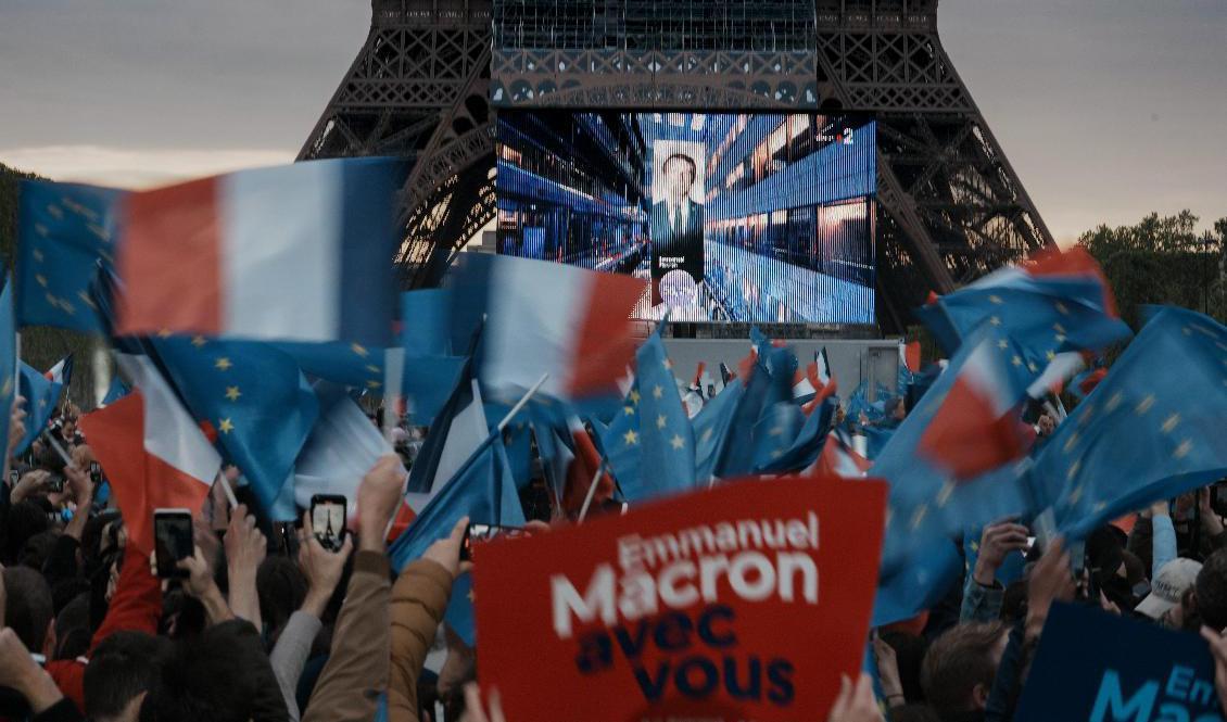 Emmanuel Macrons supportrar jublar vid Eiffeltornet. Fots: Thibault Camus/AP/TT