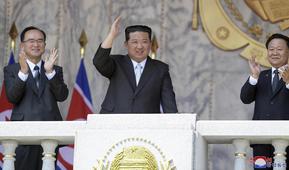 Nordkoreas diktator Kim Jong-Un (i mitten) säger att Nordkorea kommer att fortsätta utveckla sitt kärnvapenprogram. Arkivbild. Foto: KCNA/AP/TT