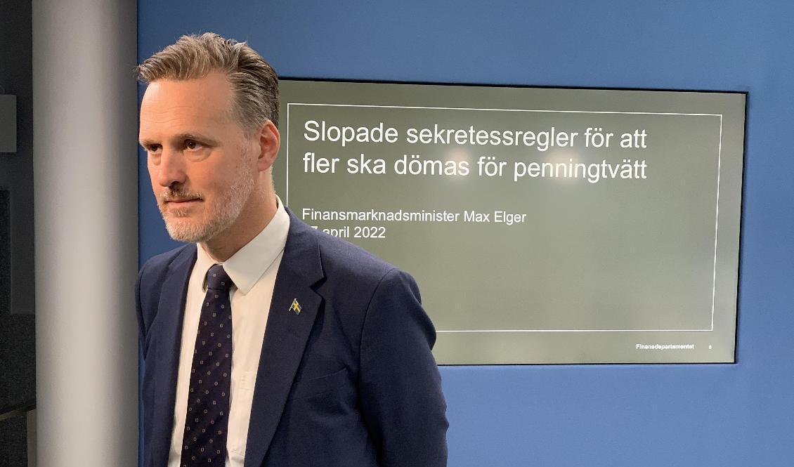Finansmarknadsminister Max Elger (S) vid en pressträff om regeländringar för att göra det lättare att motverka penningtvätt. Foto: Lars Larsson/TT