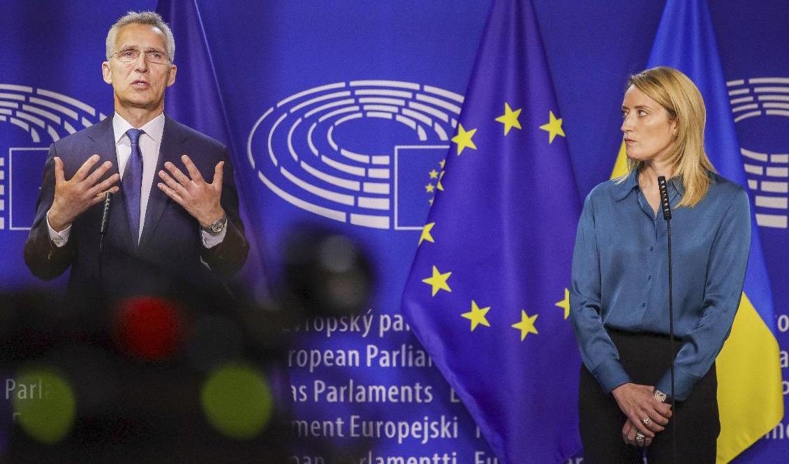 Natos generalsekreterare Jens Stoltenberg tillsammans med EU-parlamentets talman Roberta Metsola. Foto: Olivier Matthys/AP/TT