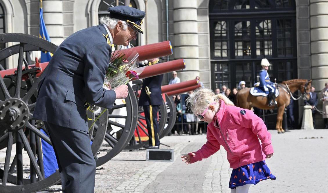 

Kung Carl XVI Gustaf blir uppvaktad med blommor av barn vid firandet av kungens födelsedag på Stockholms slott på lördagen. Foto: Jonas Ekströmer/TT                                                                                        