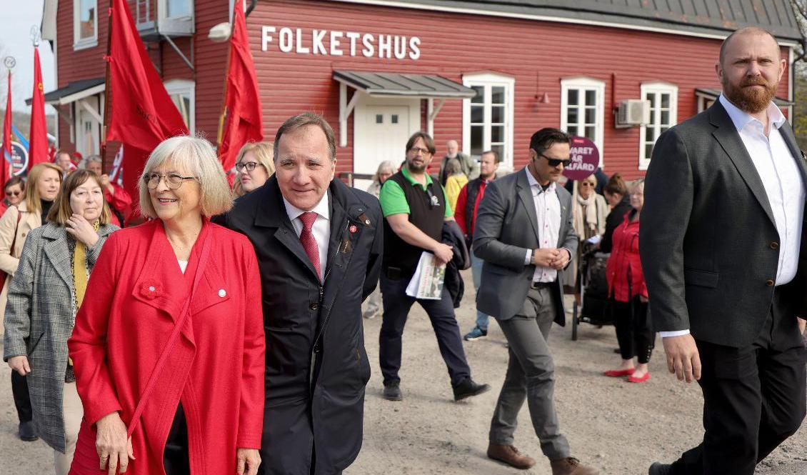 Socialdemokraternas tidigare partiledare Stefan Löfven (S) med sin fru Ulla Löfven går i demonstrationståg och talar i Ale på första maj, arbetarrörelsens dag. Foto: Adam Ihse/TT