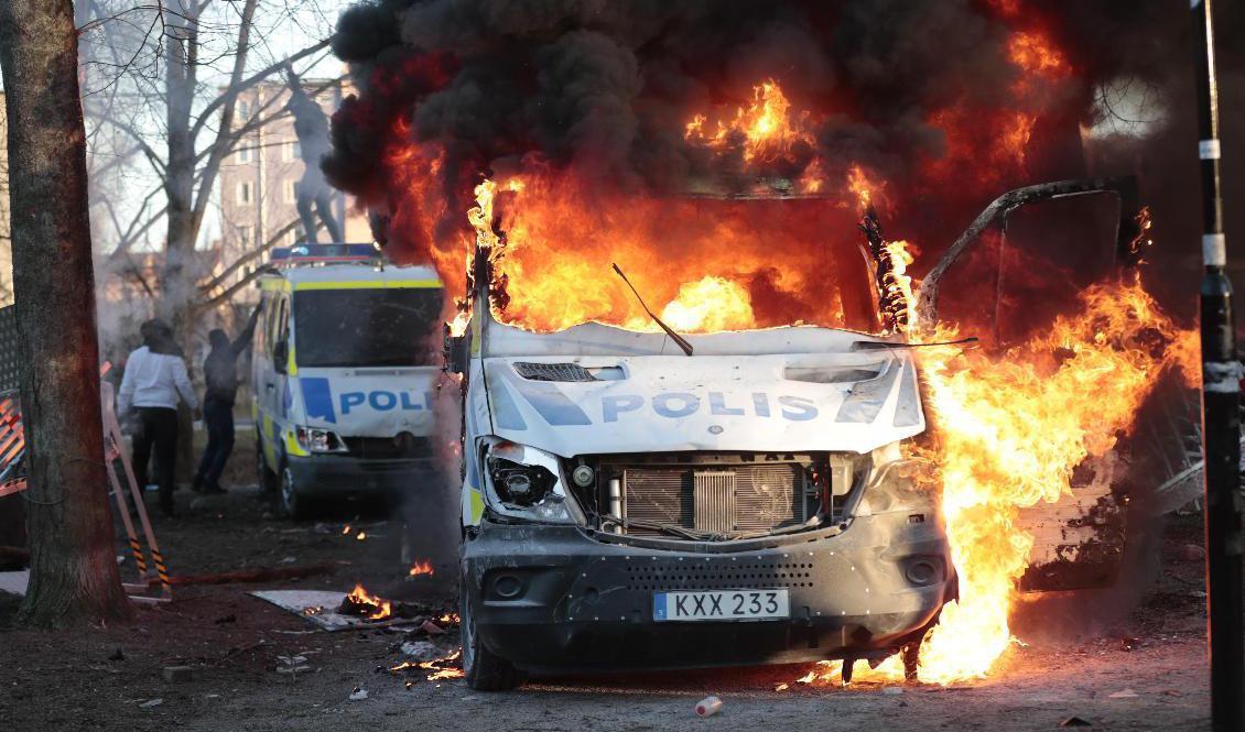 En polisbuss sattes i brand i Sveaparken i Örebro under upploppen. Arkivbild. Foto: Kicki Nilsson/TT