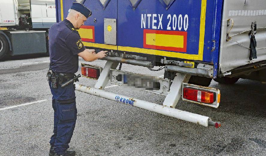 Polisens trafikkontroller måste öka, menar tidigare kriminalkommissarie Per-Arne Nilsson. – Varje gång polisen stannar stannar ett utländskt fordon har de ofta något att anmärka på. Foto: Mikael Berglund