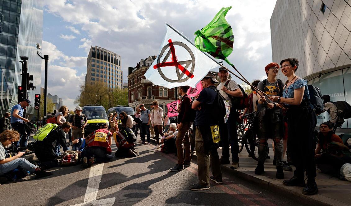 Aktivister från nätverket Extinction Rebellion (XR) blockerar Blackfriarsbron i London den 15 april 2022. Foto: Tolga Akmen/AFP via Getty Images