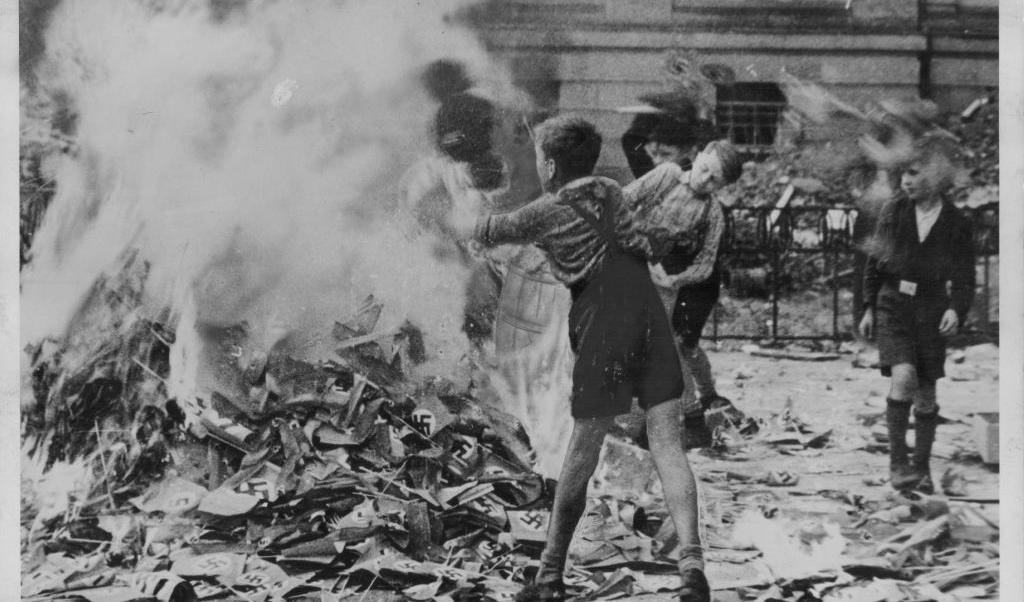 

Tyska skolbarn brände upp nazist-böcker vid krigsslutet i Köln. Foto: European/FPG/Getty Images                                                                                        