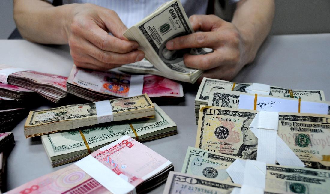 
En anställd räknar pengar på en filial till Bank of China i Lianyungang, Jiangsu-provinsen i Kina. Foto: VCG/VCG via Getty Images                                            