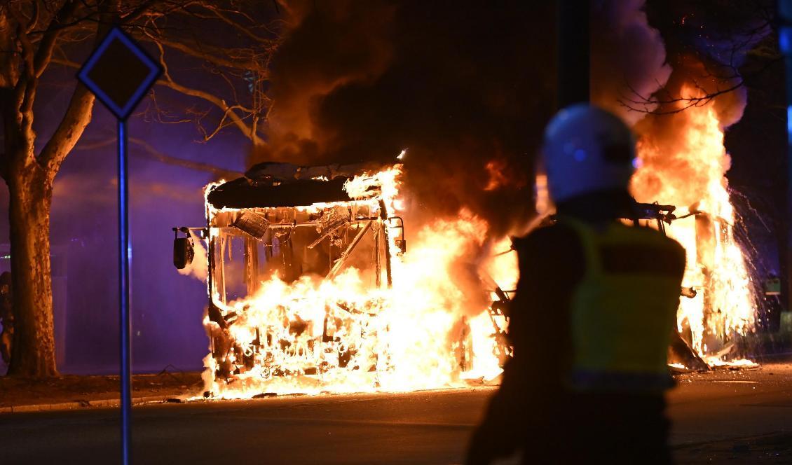 En stadsbuss brinner i Rosengård i Malmö. Foto: Johan Nilsson/TT