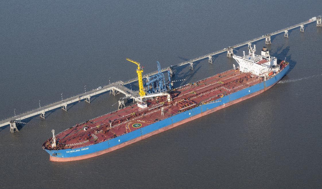 

En oljetanker står i en oljeterminal i tyska Wilhelmshaven. Västs sanktioner mot rysk olja tycks hittills inte haft önskad effekt. Foto: David Hecker/Getty Images                                                                                        