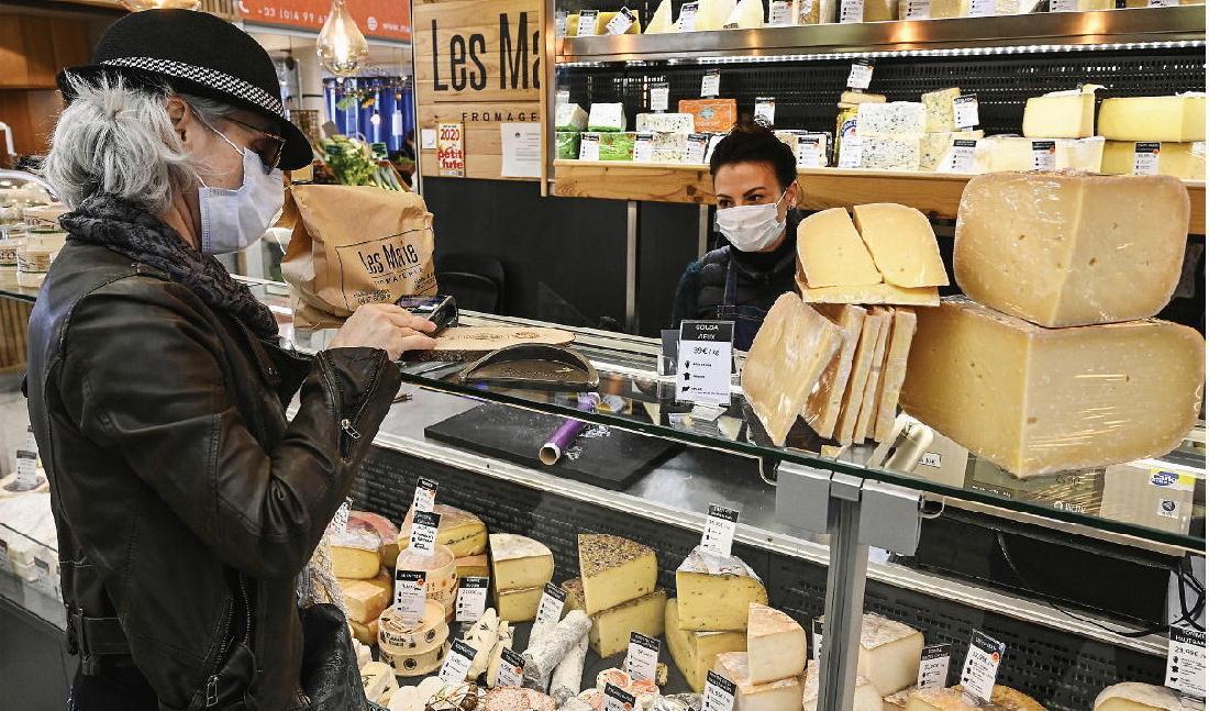 
Brist på djurfoder har skapat brist på mejeriprodukter, vilket medfört höjda priser på ost och har ökat importen av amerikansk ost till Europa. Foto: Pascal Guyot/AFP via Getty Images                                            
