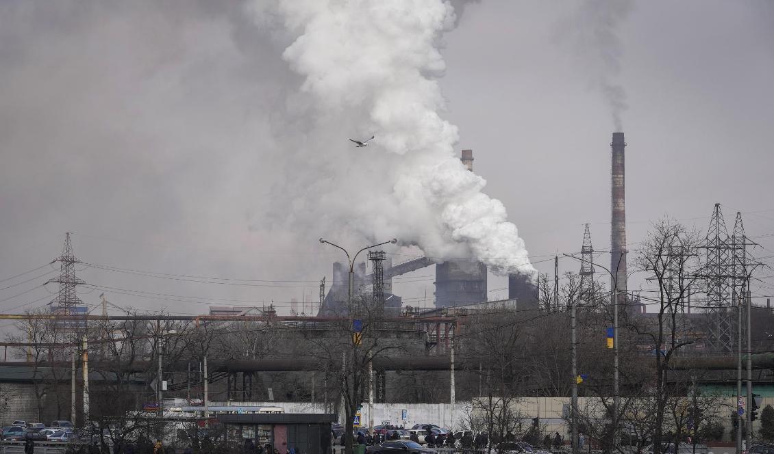 Järn- och stålverket Azovstal i utkanten av staden Mariupol. Bild från den 23 februari, dagen före Rysslands invasion. Foto: Sergei Grits/AP/TT