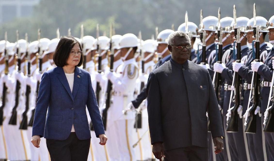 

Taiwans president Tsai Ing-wen har tidigare tagit emot Salomonöarnas president Manasseh Sogavare i Taiwan. Nu vänder man sig dock till Fastlandskina för samarbete. Foto: Sam Yeh/AFP via Getty Images                                                                                        
