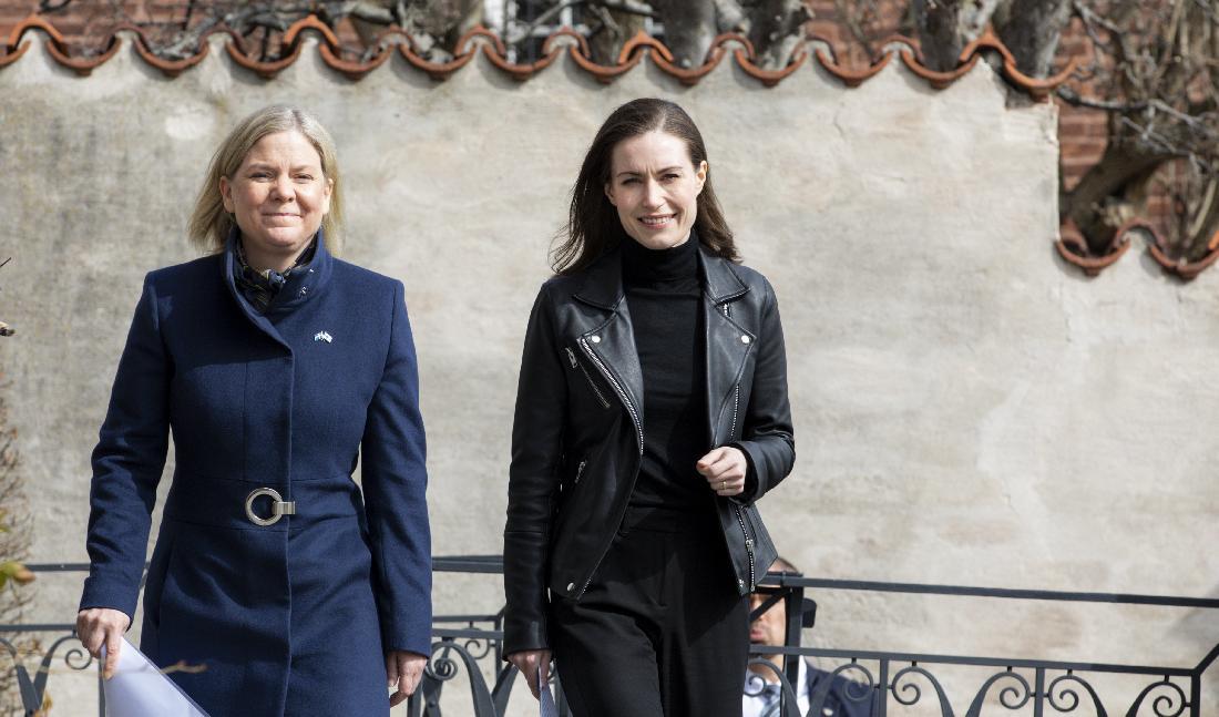 Hotet från öster kräver samarbete och medborgarnas uppslutning kring landets bästa. Drar sig medier från att granska makten i det läget? Statsminister Magdalena Andersson tar här emot Finlands statsminister Sanna Marin för att diskutera det försvars- och säkerhetspolitiska samarbetet mellan länderna samt den försämrade säkerhetspolitiska situationen i närområdet. Foto: Ninni Andersson/Regeringskansliet