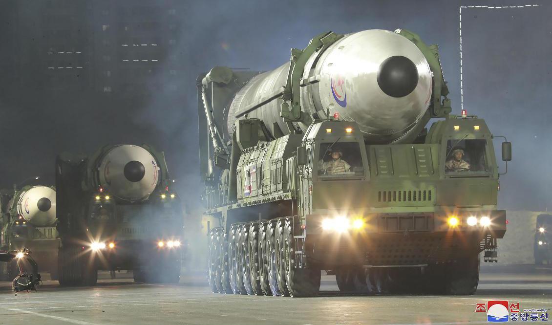 En nybyggd interkontinental ballistik robot visas upp på en militärparad i Pyongyang i Nordkorea den 25 april. Foto: KCNA via AP/TT