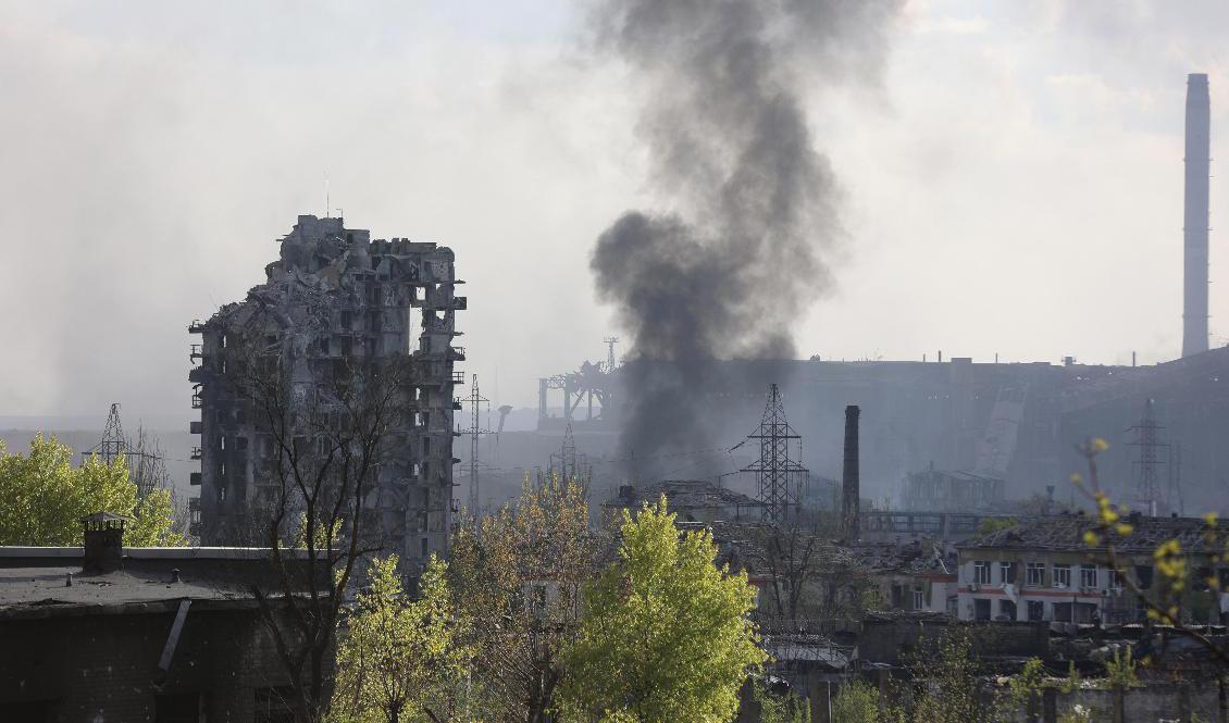 Rök stiger från stålverket Azovstal i Mariupol på onsdagen. I kulvertar och skyddsrum under verket gömmer sig civila och ukrainska soldater. Foto: Alexei Alexandrov/AP/TT