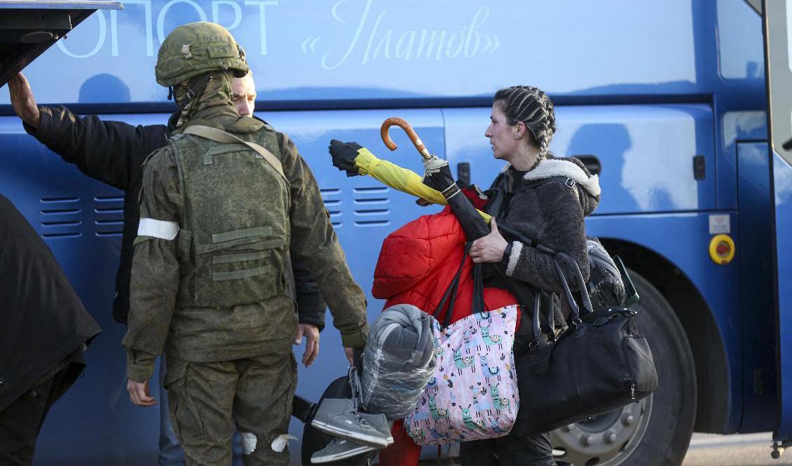 Samtliga kvinnor, barn och äldre uppges ha evakuerats från stålverket i belägrade Mariupol. Bild från i fredags. Foto: Alexei Alexandrov/AP/TT