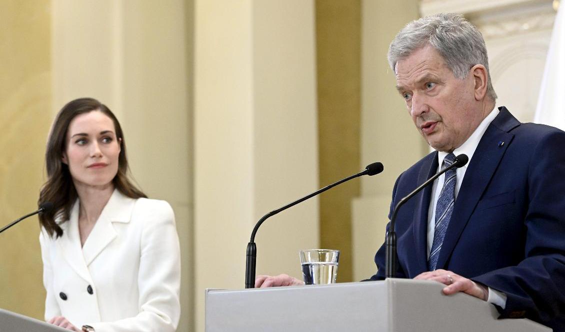 Finlands statsminister Sanna Marin och president Sauli Niinistö under söndagens pressträff i presidentbostaden i centrala i Helsingfors. Foto: Heikki Saukkomaa/AP/TT
