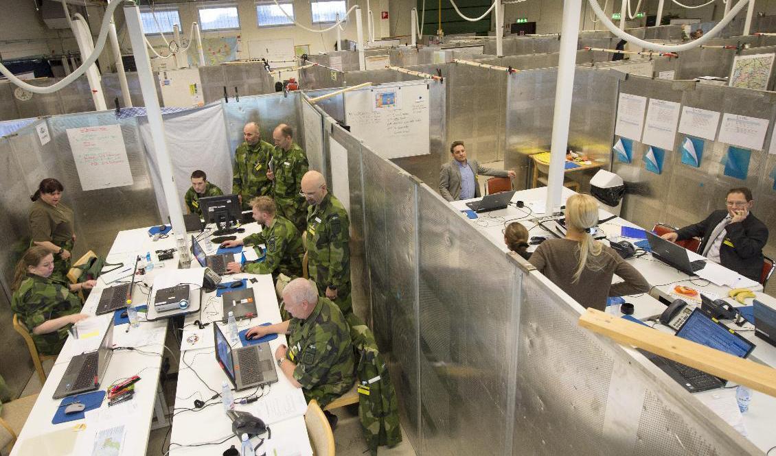 Militär och civila från olika hjälporganisationer jobbar sida vid sida i olika grupper under en tidigare övning. Arkivbild. Foto: Fredrik Sandberg/TT