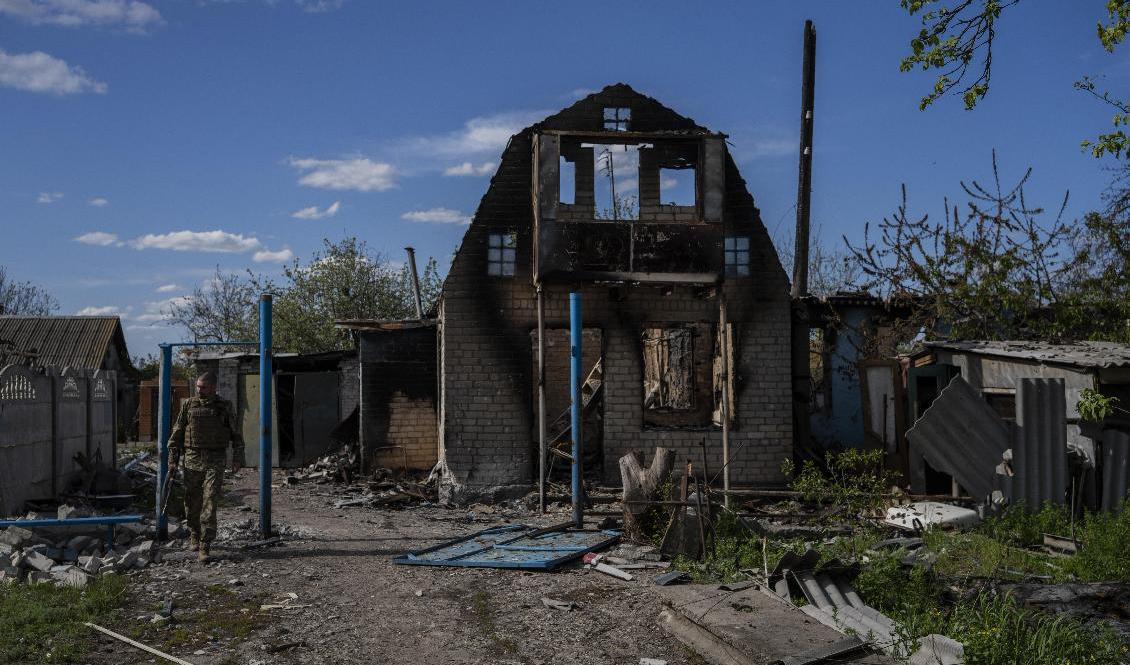 En ukrainsk soldat passerar en förstörd bostad i Charkivregionen. Foto: Bernat Armangue/AP/TT