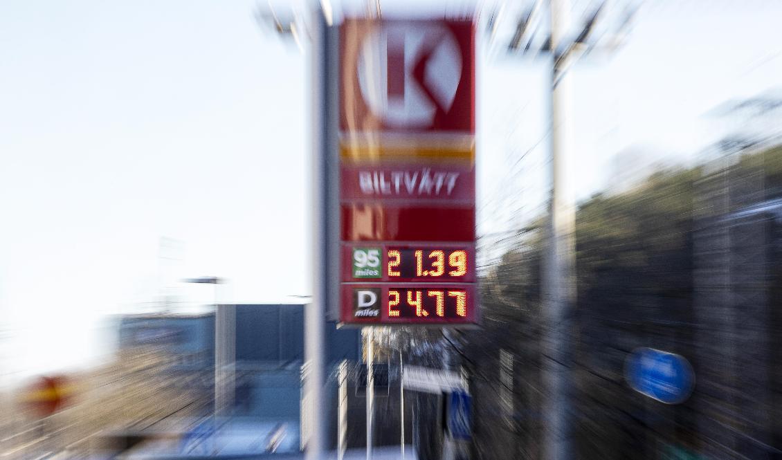 Nu sänker kedjorna drivmedelspriserna. Arkivbild. Foto: Stefan Jerrevång/TT