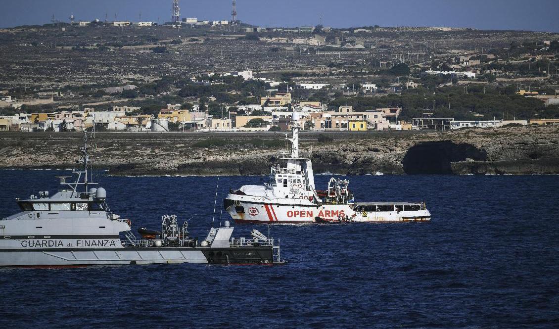 Italiensk polis bevakar ett fartyg med migranter. Arkivbild. Foto: Salvatore Cavalli/AP/TT