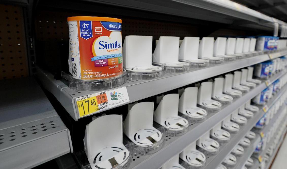 

Hyllorna med bröstmjölksersättning gapar nästan tomma i en butik i USA. Foto: Eric Gay/AP/TT                                                                                        