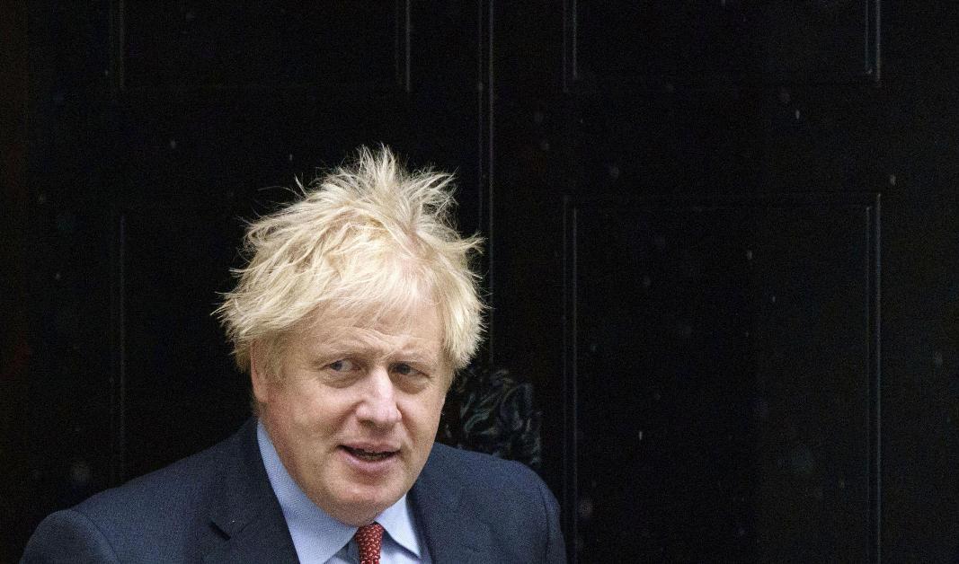 Storbritanniens premiärminister Boris Johnson utanför 10 Downing Street i London. Foto: Dominic Lipinski/AP/TT