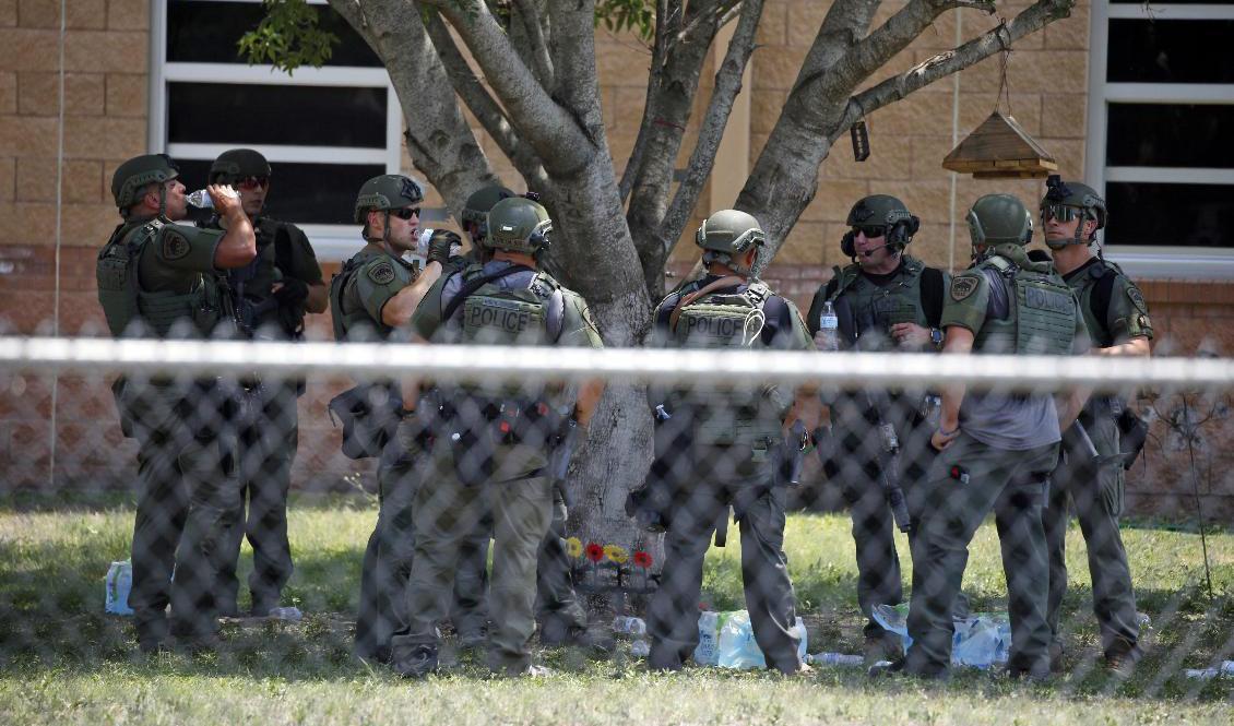 Polis står utanför Robb Elementary School efter masskjutningen som tog minst 21 liv. Foto: Dario Lopez-Mills/AP/TT