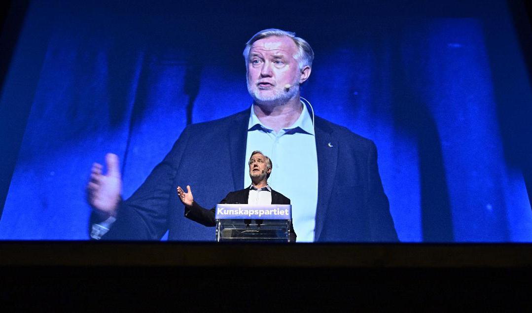 Liberalernas partiledare Johan Pehrson håller tal i Louis De Geer-hallen i Norrköping under lördagen när partiet inleder sin valkampanj. Foto: Claudio Bresciani/TT