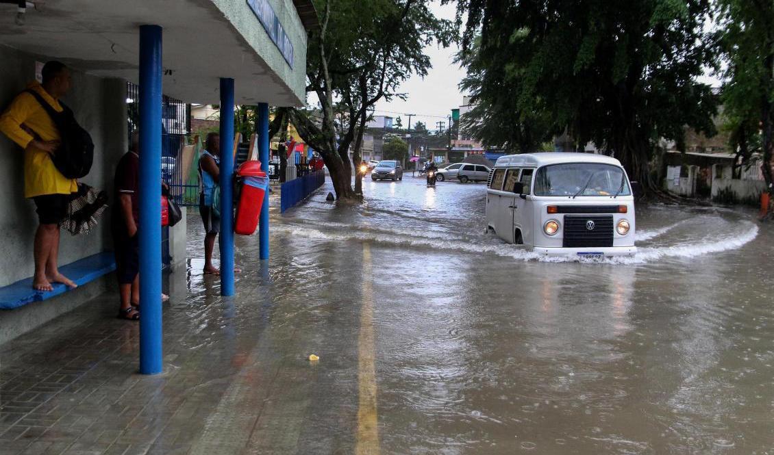 En översvämmad gata i staden Recife, i delstaten Pernambuco. Foto: Marlon Costa/Futura Press/AP/TT