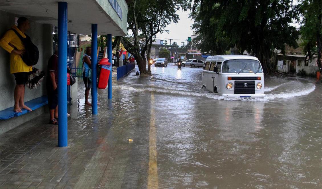 En översvämmad gata i staden Recife, i delstaten Pernambuco, i lördags. Foto: Marlon Costa/AP/TT