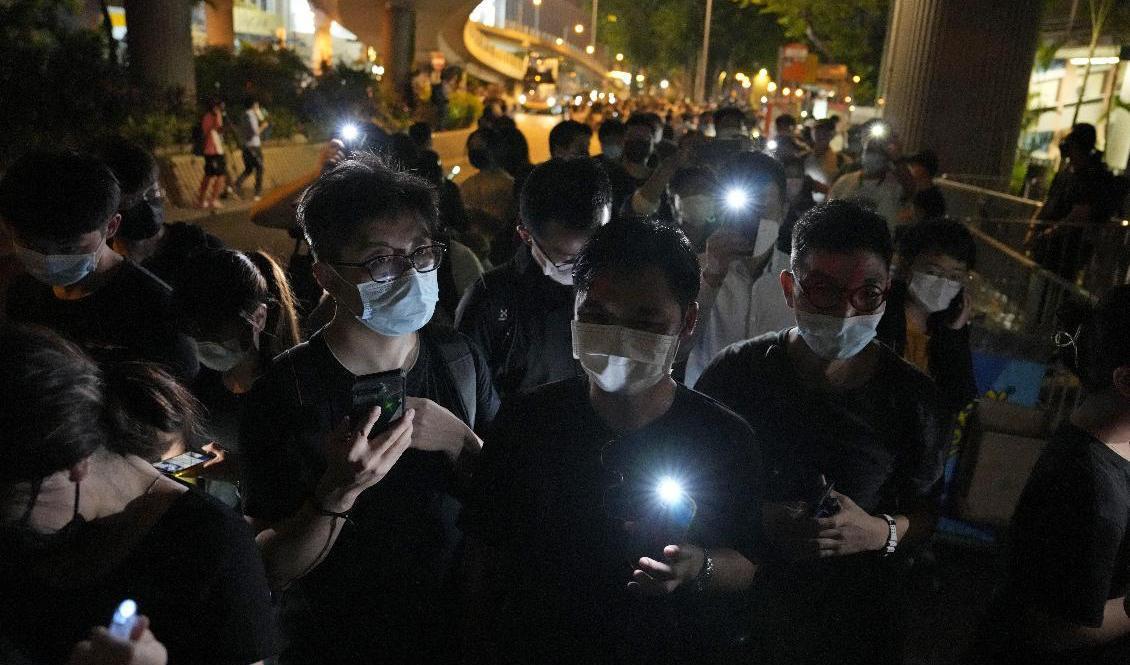 Människor som trots förbudet deltog vid en mindre minnesceremoni på årsdagen i fjol i Hongkong. Arkivbild. Foto: Kin Cheung/AP/TT
