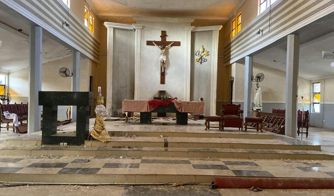 Bild från den katolska kyrkan där attacken tog plats. Över 50 personer befaras ha dött. Foto: Rahaman A Yusuf/AP/TT