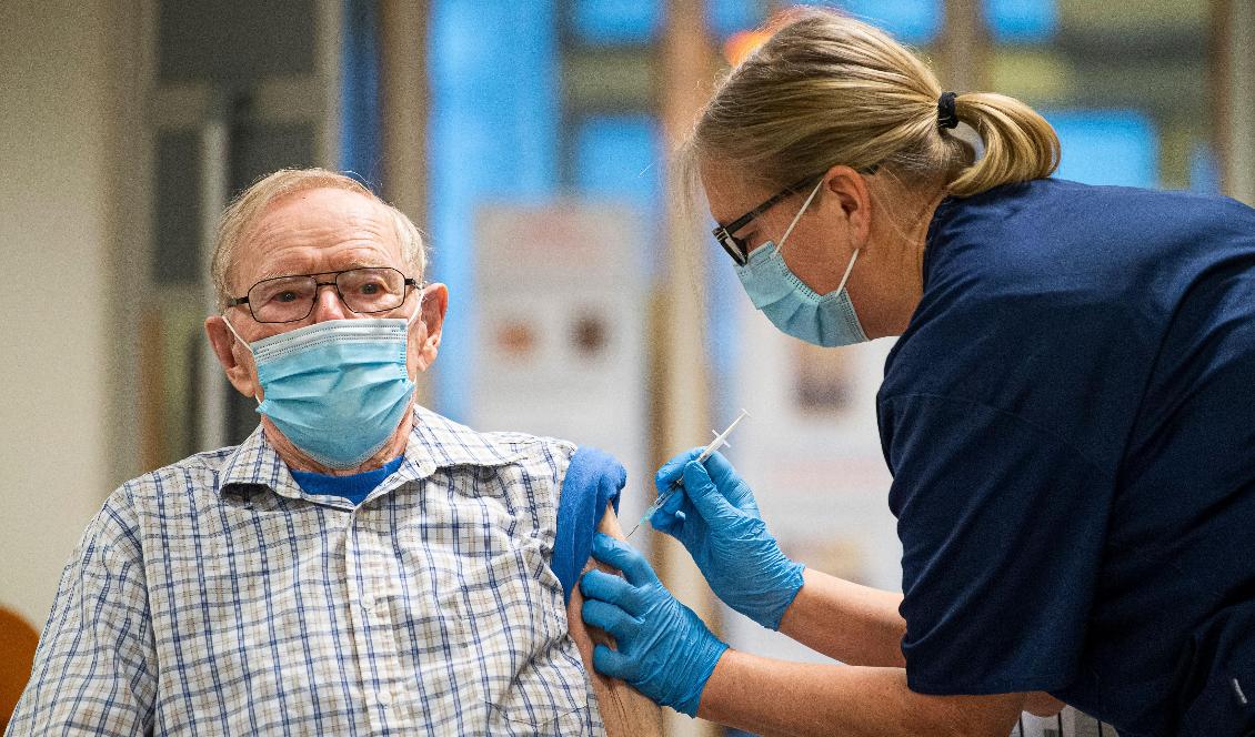 Nästan 80 procent av de inrapporterade dödsfallen som misstänks kunna vara en biverkning av vaccinering mot covid-19 gäller personer som är 70 år och äldre. Foto: Jonathan Näckstrand/AFP via Getty Images
