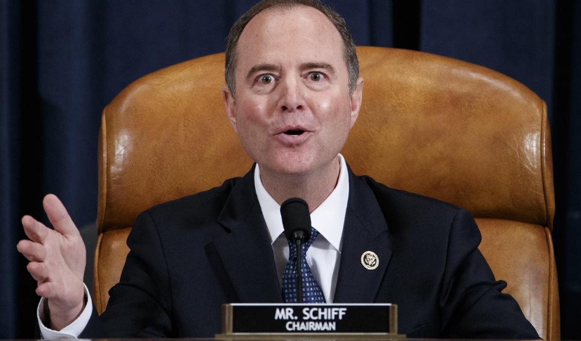 Adam Schiff, demokratisk ledamot i representanthuset, stäms av John Paul Mac Isaac för att ha felaktigt anklagat honom för att sprida rysk desinformation. Foto: Shawn Thew – Pool/Getty Images