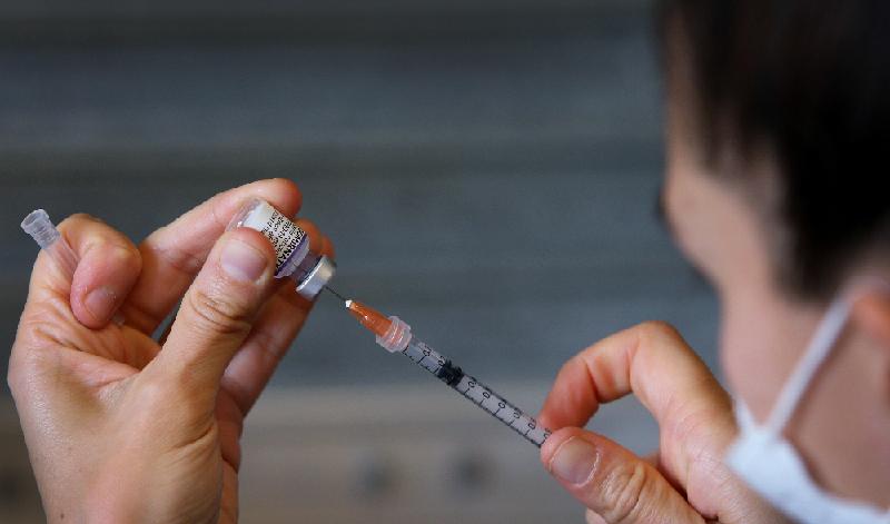 En sjuksköterska i Sydney, Australien, förbereder en dos av Pfizers vaccin mot covid-19, den 3 oktober 2021. Foto: Lisa Maree Williams/Getty Images