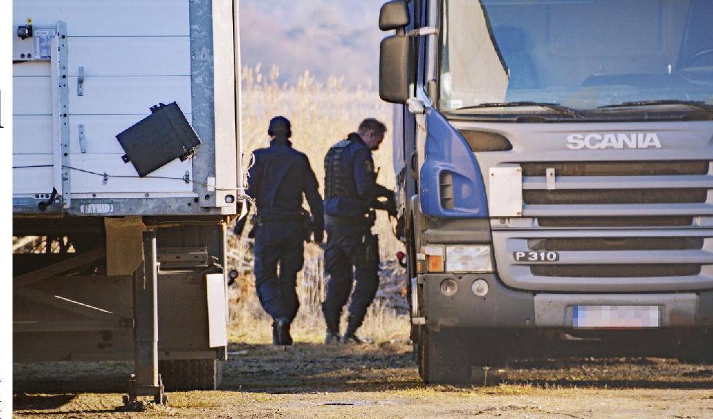 
Polisen i Västra Götaland gör ett tillslag mot en polsk lastbil där de finner en stulen grävmaskin som var på väg att smugglas till utlandet. Foto: Mikael Berglund                                            