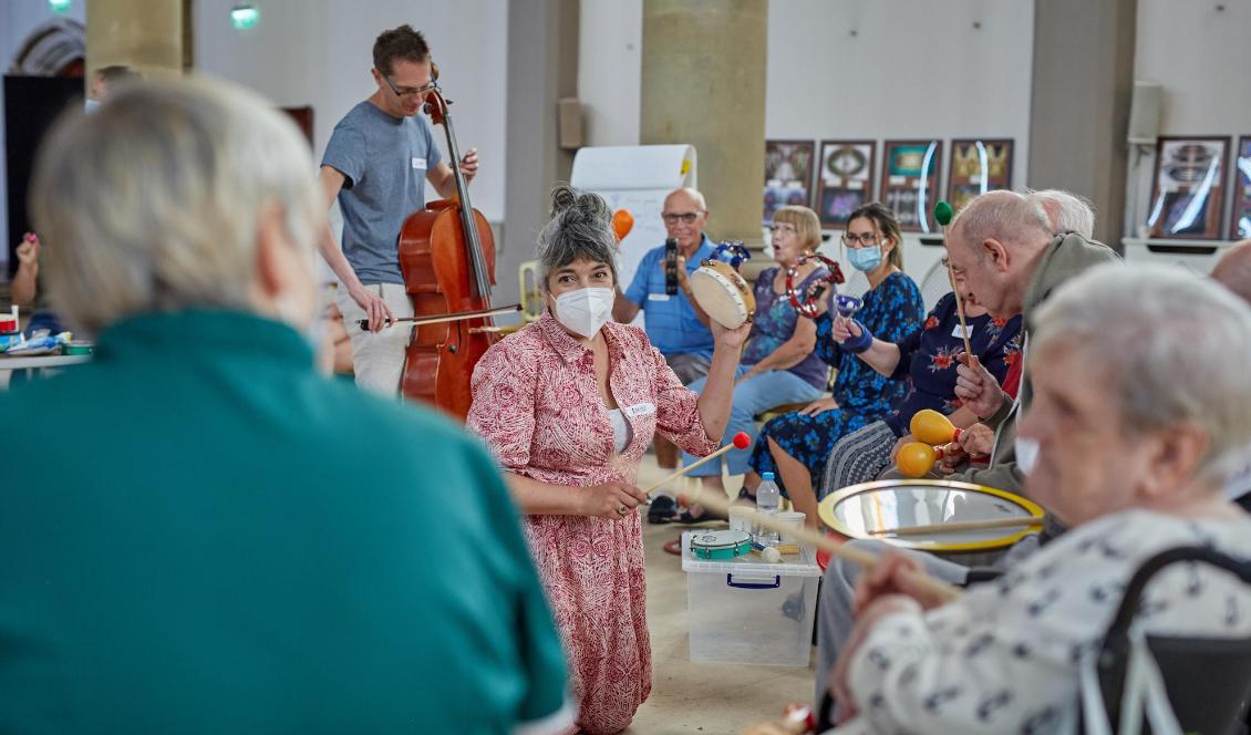 För de flesta innebär demens att man till slut tappar allt samspel med omgivningen. Music in Mind använder musik för att kommunicera med patienter. Foto: Kävlinge kommun