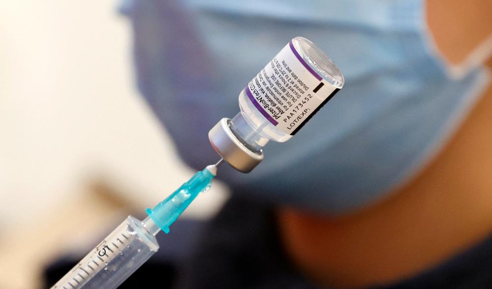 En läkare förbereder en dos av Pfizer-BioNTech-vaccinet, i Netanya, Israel. Foto: Jack Guez/AFP via Getty Images