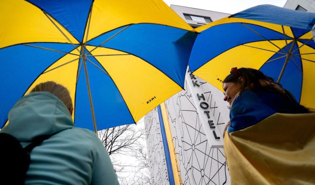 
Ukraina delar färgerna blått och gult med Sverige, för vi är, som Zelenskyj säger:  "förkämpar för frihet i dagens värld". Foto: Stefani Reynolda/AFP via Getty Images                                            