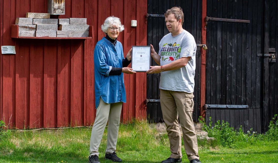 Naturvårdspriset delades ut första gången 1997. Här räcker Mark Marissink, chef för SLU Artdatabanken, över priset till årets vinnare Ebba Werner. Foto: Krister Hall