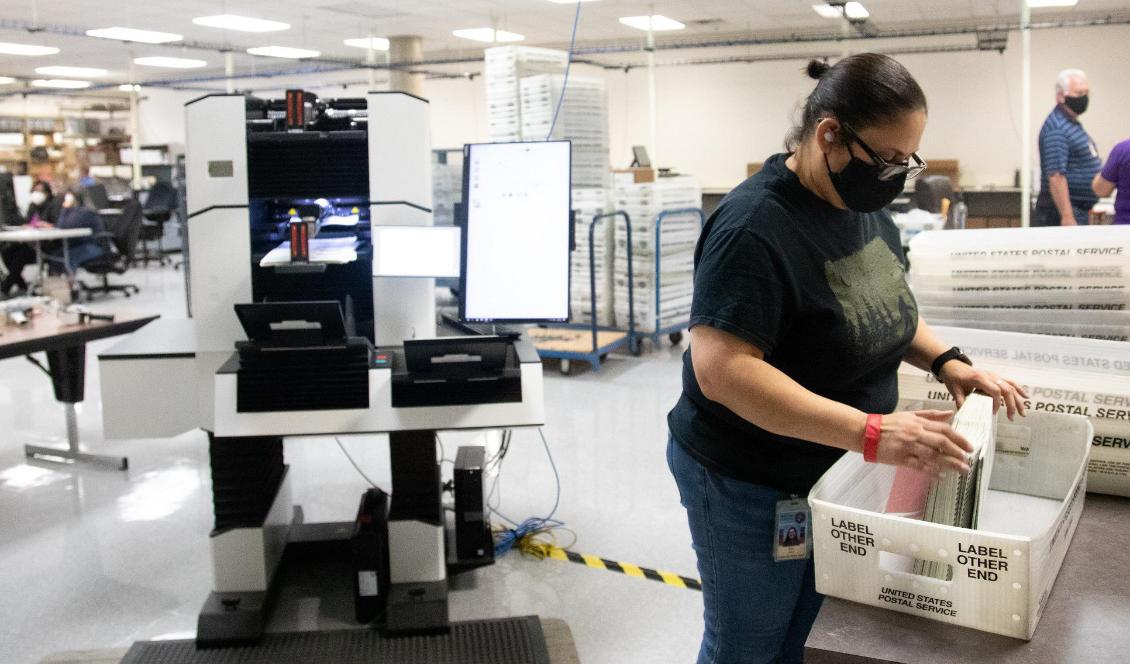 En valarbetare i Maricopa County i Arizona räknar röstsedlar den 31 oktober 2020. Foto: Courtney Pedroza/Getty Images