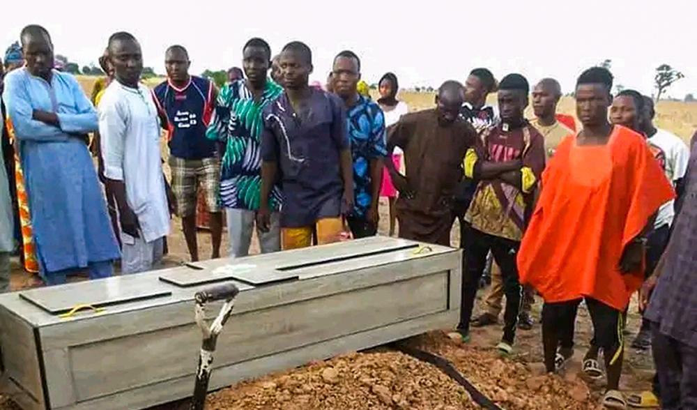
Begravningsceremoni hålls för den kristna studenten Deborah Emmanuel i Nigeria den 14 maj. Emmanuel utsattes för ett blasfemimord på sin högskola. Foto: Deborah Emmanuels familj                                            