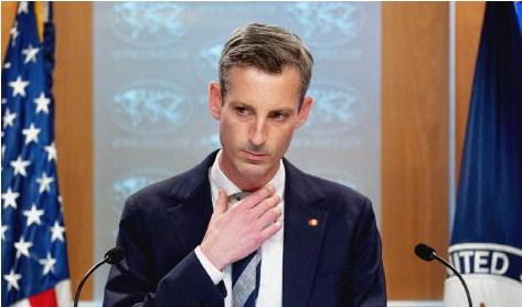 Det amerikanska utrikesdepartementets talesman Ned Price svarar på frågor under en presskonferens på utrikesdepartementet i Washington. Foto: Andrew Harnik/Pool/AFP via Getty Images