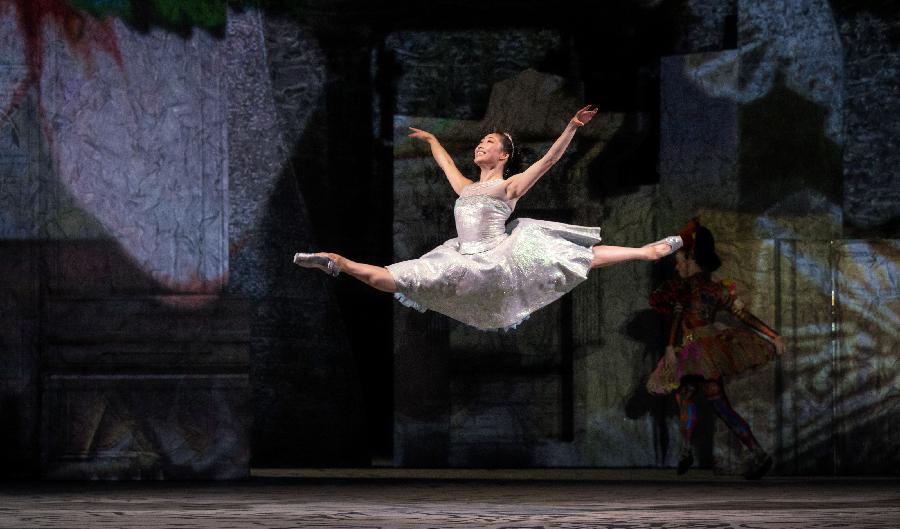 

Madeline Woo är Askungen i baletten med samma namn vid Kungliga Operan i Stockholm. Foto: Kungliga Operan/Carl Thorborg                                                                                        