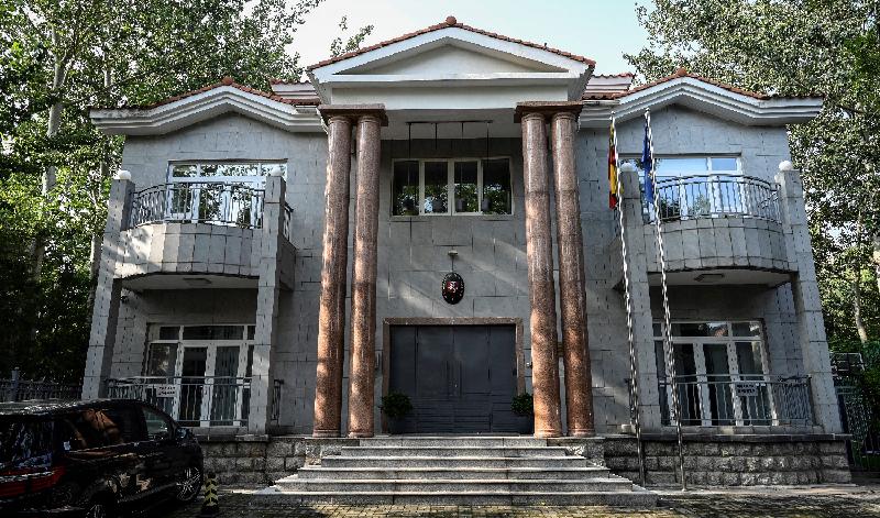 Litauens ambassad i Peking den 10 augusti 2021. Kina krävde att Litauen skulle återkalla sitt sändebud till Peking, efter att Vilnius tillät Taiwan att inrätta ett representationskontor under eget efter namn, i ett drag som den kinesiska regeringen ansåg provocerande. Foto: Jade Gao/AFP via Getty Images