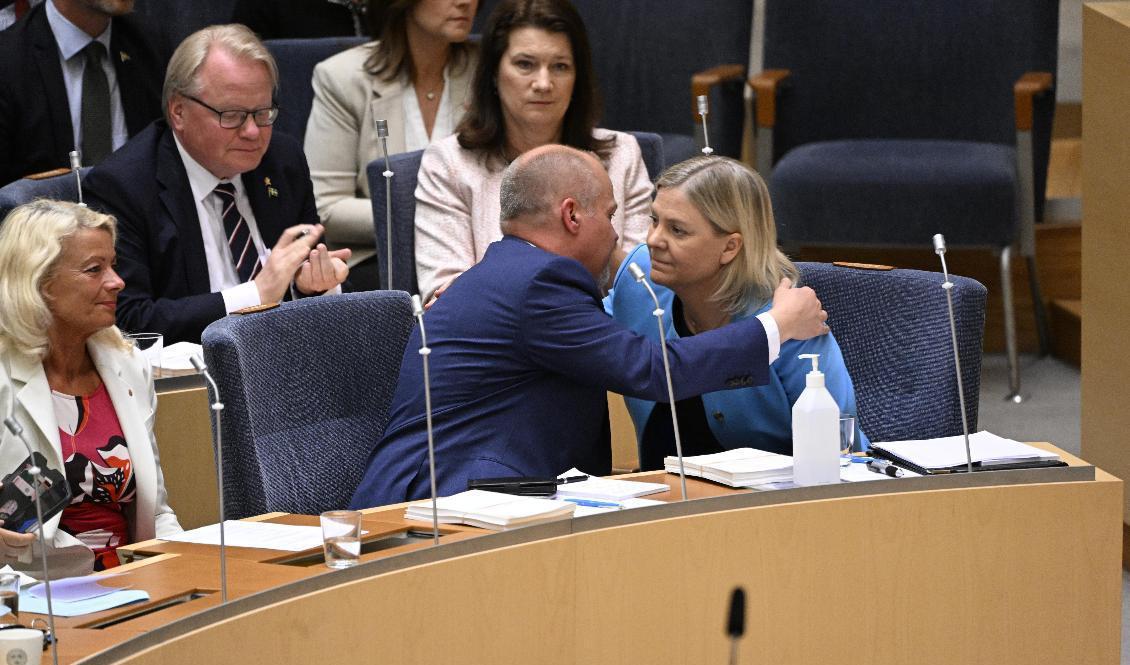 Justitieminister Morgan Johansson kramar statsminister Magdalena Andersson efter misstroendeomröstningen mot honom i riksdagen. Foto: Henrik Montgomery/TT
