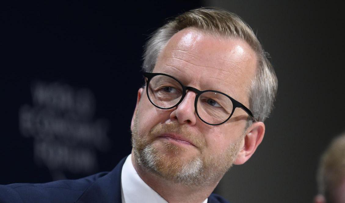 Finansminister Mikael Damberg (S) ser ut att få nej av riksdagen till att kompensera bilister med tusen kronor för höga drivmedelspriser. Arkivbild Foto: Gian Ehrenzeller/AP/TT