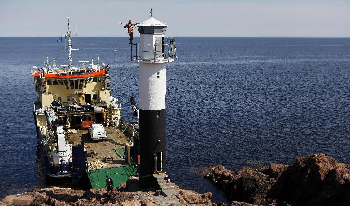 
Sjöfartsverkets underhållsfartyg Fyrbjörn håller fyrarna längs landets kuster i gott skick. På bilden som är från 2014 fick exempelvis Rödögubbens fyr besök. Foto: Mats Andersson/TT                                            