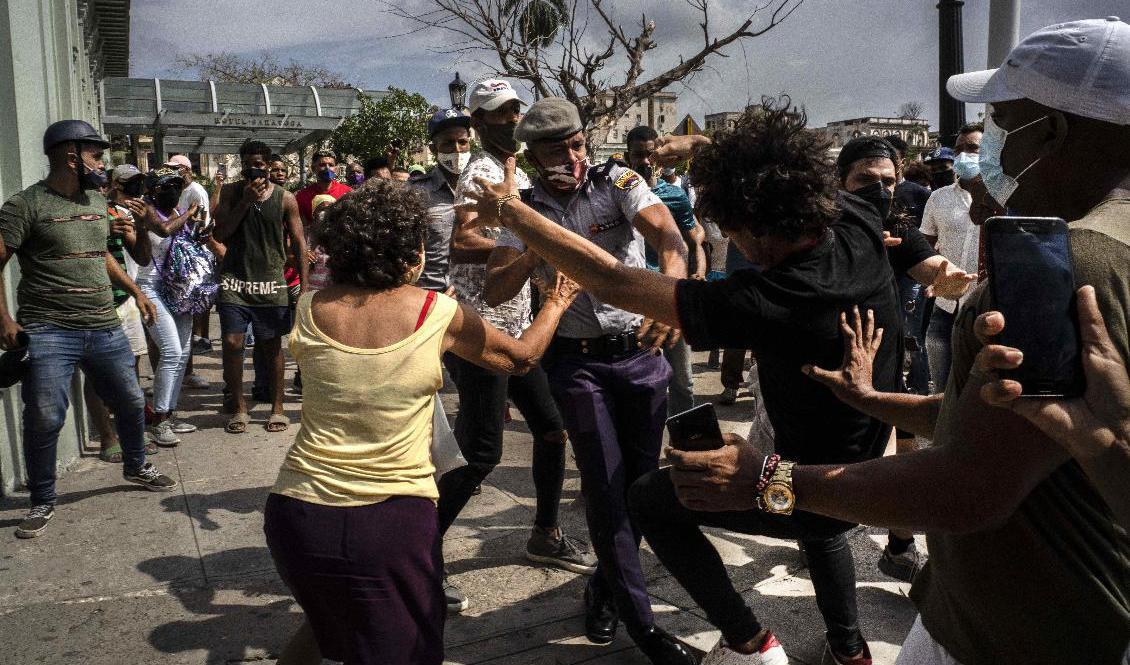 Stora demonstrationer anordnades bland annat i Kubas huvudstad Havanna den 11 och 12 juli 2021. Arkivbild. Foto: Ramon Espinosa/AP/TT
